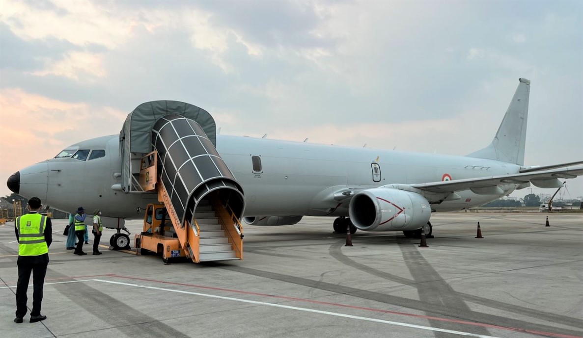 SAGS’s staff in Asiana Airlines (OZ) uniform do check-in procedures for passengers.