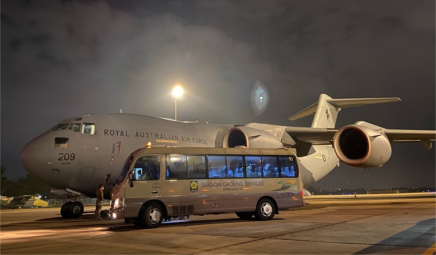SAGS’s staff in Asiana Airlines (OZ) uniform do check-in procedures for passengers.