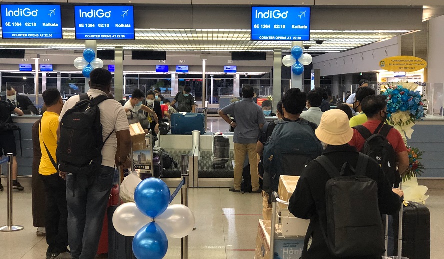 SAGS’s staff in Asiana Airlines (OZ) uniform do check-in procedures for passengers.
